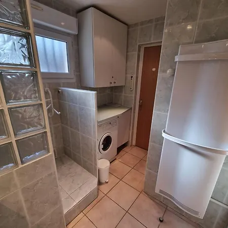 T3 Calme Avec Terrasse Et Cuisine Equipee, A 300m De La De - Fr-1-309-246 *