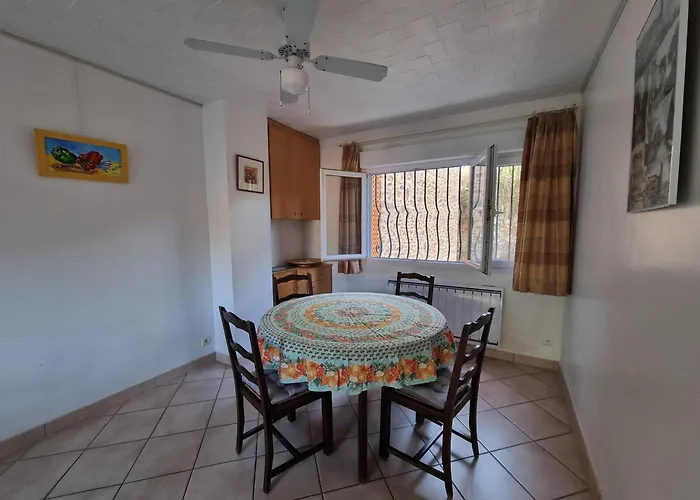 T3 Calme Avec Terrasse Et Cuisine Equipee, A 300m De La De - Fr-1-309-246 科利尤尔