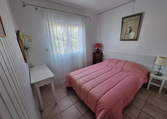 T3 Calme Avec Terrasse Et Cuisine Equipee, A 300m De La De - Fr-1-309-246 דירה