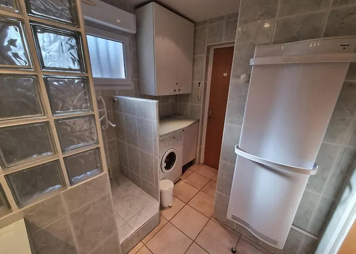 T3 Calme Avec Terrasse Et Cuisine Equipee, A 300m De La De - Fr-1-309-246 *